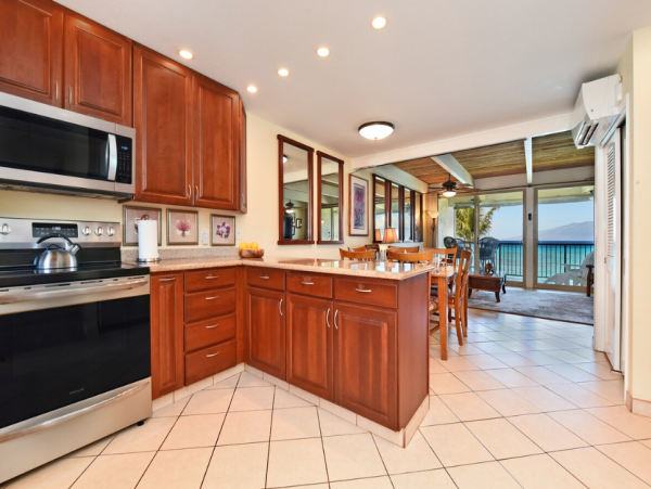 Luxury Oceanfront Condo in West Maui - Stunning Views & Amenities